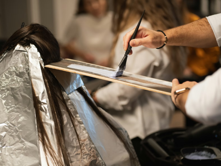 Salon Cipete melayani proses hair coloring profesional di salon kecantikan